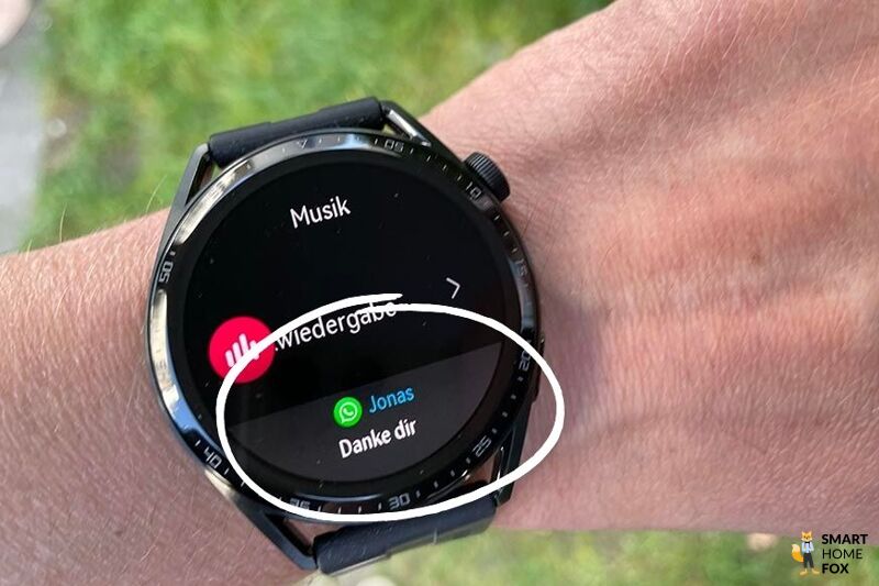 Man sieht eine eingehende Nachricht auf der Huawei Watch GT 3.